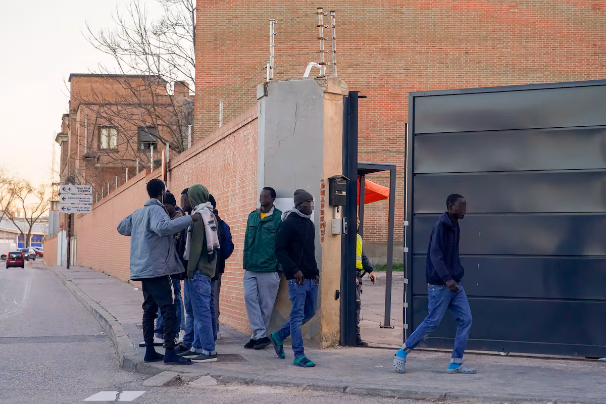 Encerrados 22 horas al día, la acogida de refugiados en el cuartel de Carabanchel: “Era como una prisión”